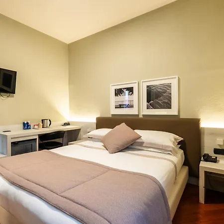 ホテル Hotel Centrale チェルノッビオ