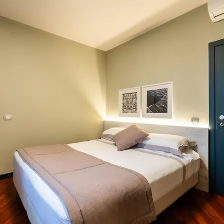 ホテル Hotel Centrale チェルノッビオ