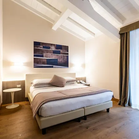 מלון Hotel Centrale 4*